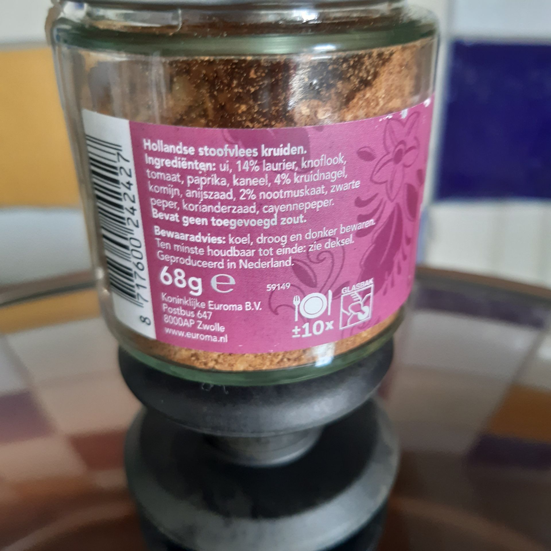 Achterkant van het kruidenpotje, met vermelding van de ingrediënten en het gewicht (68 g) in het Nederlands.