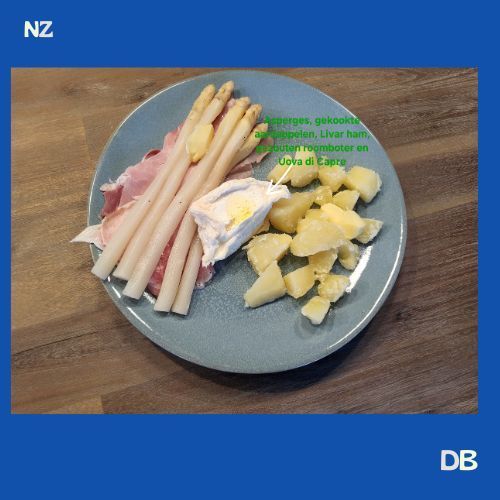 Een bord met asperges, ham, kaas en aardappelen op een houten tafel.