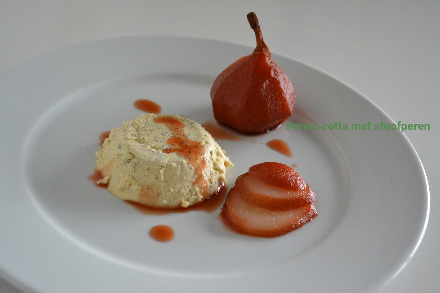panna cotta met stoofpeer en saus.