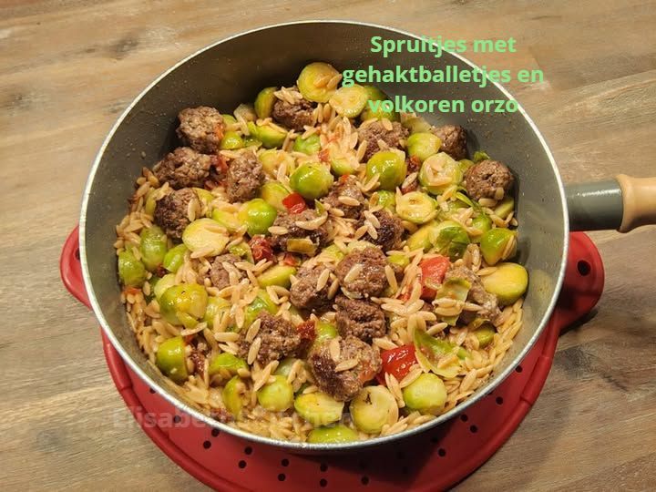 Een pan gevuld met orzo gehaktballetjes en spruitjes