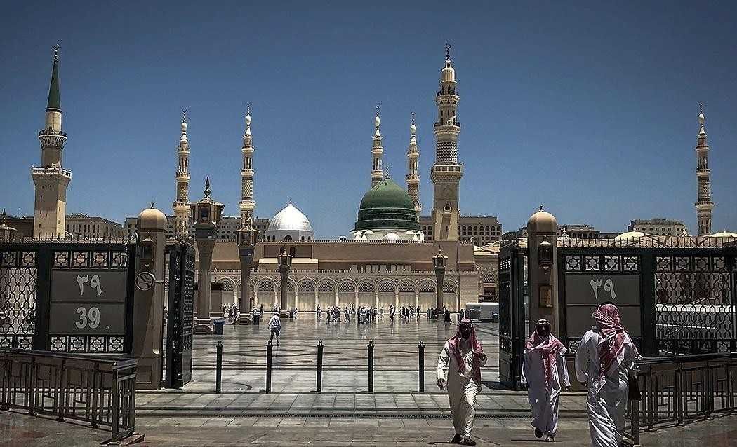 Go to the Prophet's Mosque (Masjid an-Nabawi)
