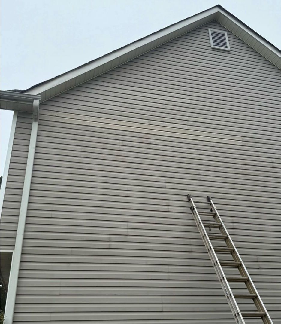 A ladder is sitting on the side of a house.
