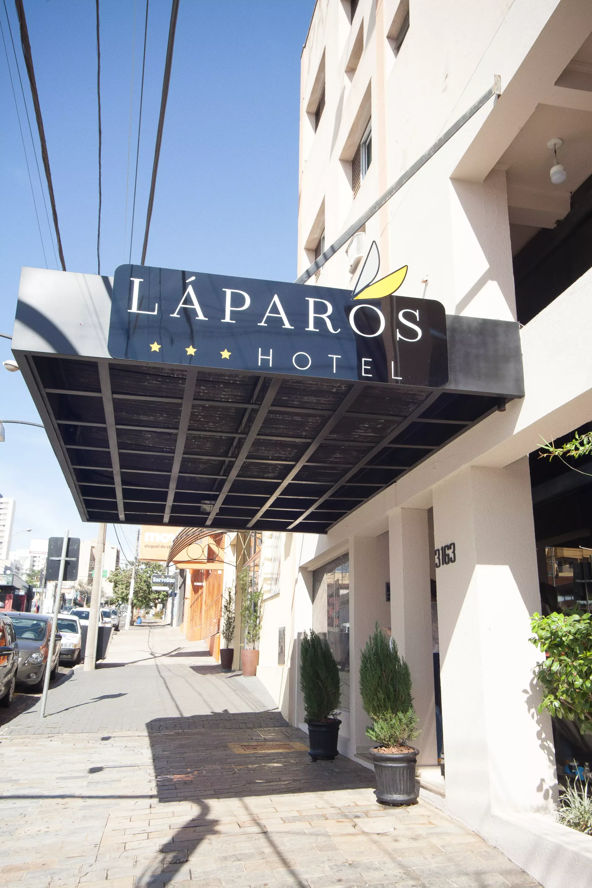 Um prédio com uma placa que diz hotel laparos - Láparos hotel
