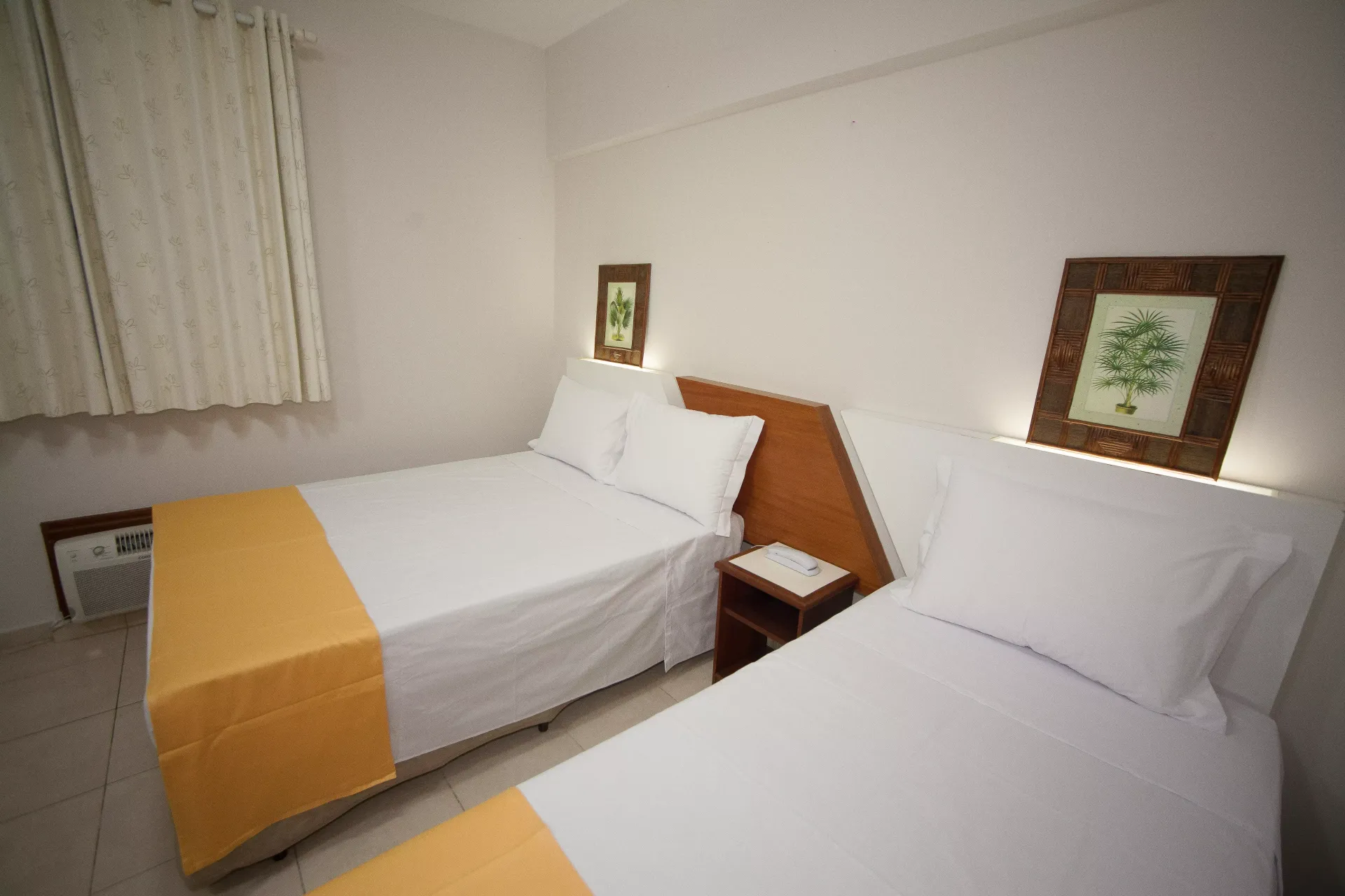 Um quarto de hotel com duas camas e um sofá - Láparos hotel