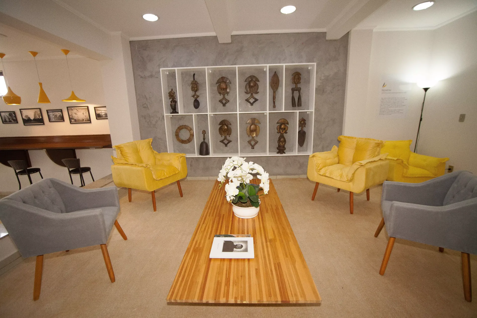 Uma sala de estar com uma mesa, cadeiras e um sofá - Láparos hotel