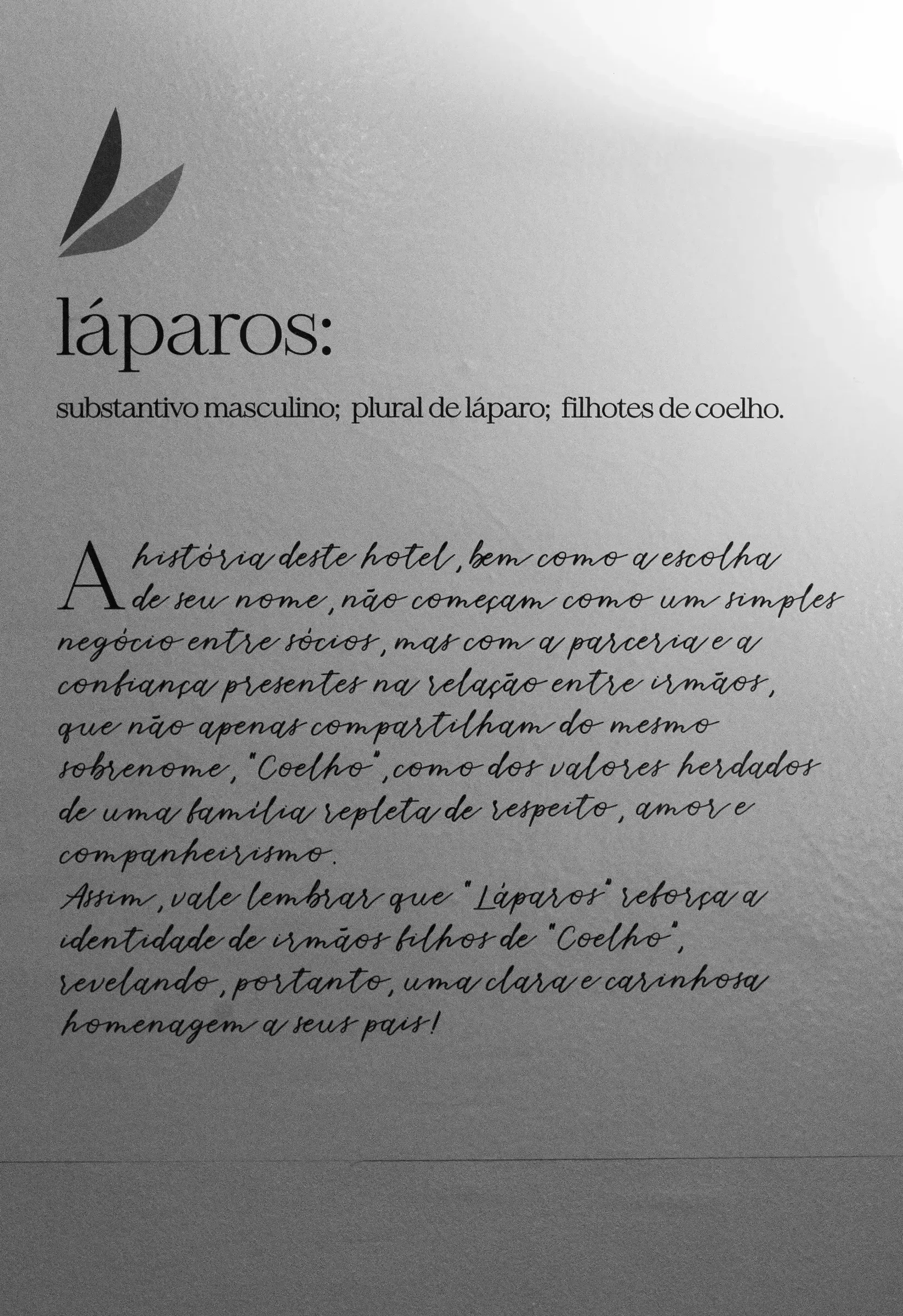 Uma foto em preto e branco de um pedaço de papel com uma escrita à mão - Láparos hotel