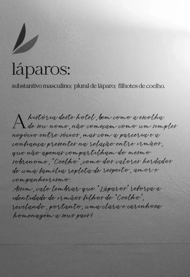 Uma foto em preto e branco de um pedaço de papel com uma escrita à mão - Láparos hotel