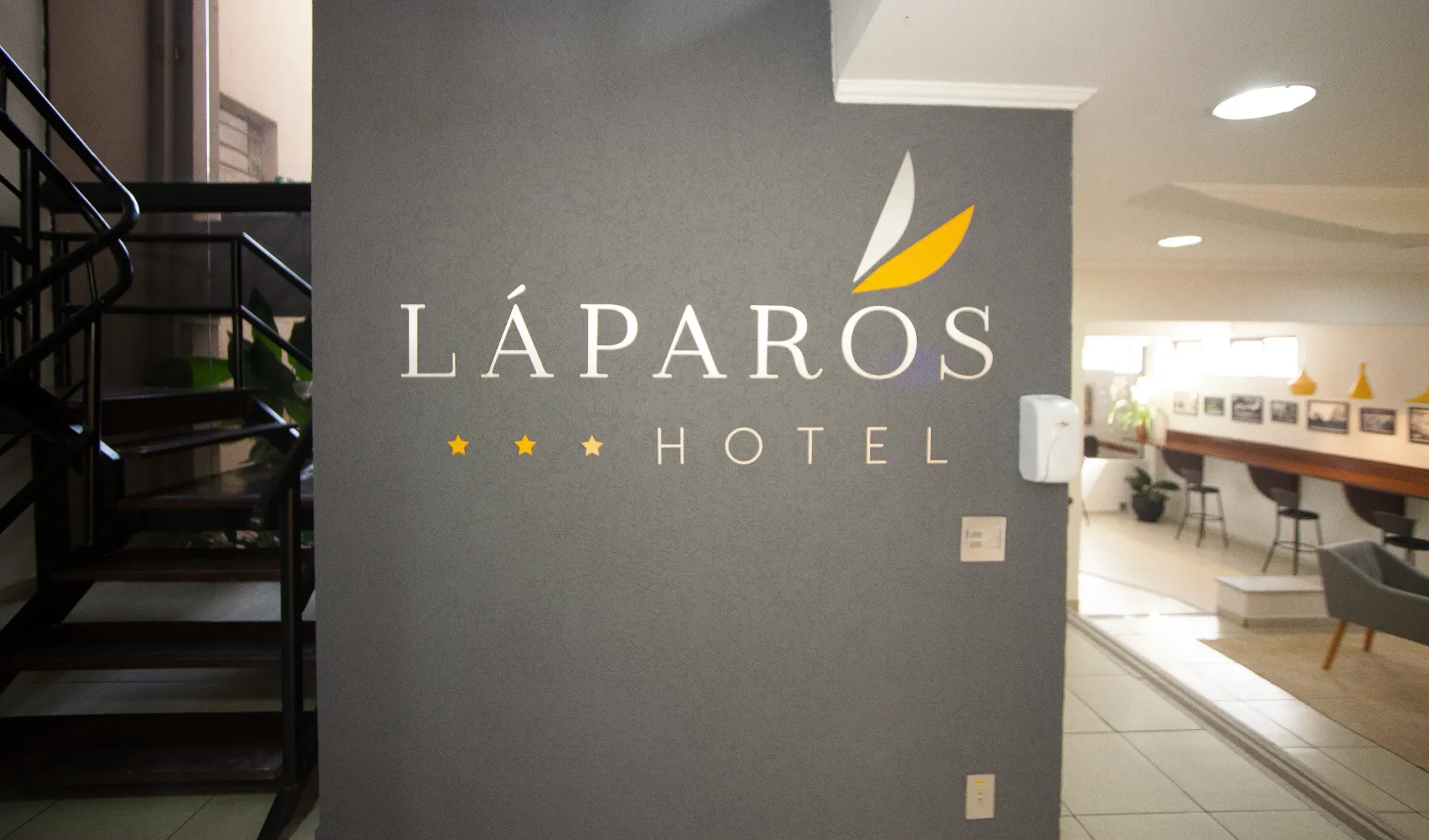 Uma placa na parede que diz hotel laparos - Láparos hotel
