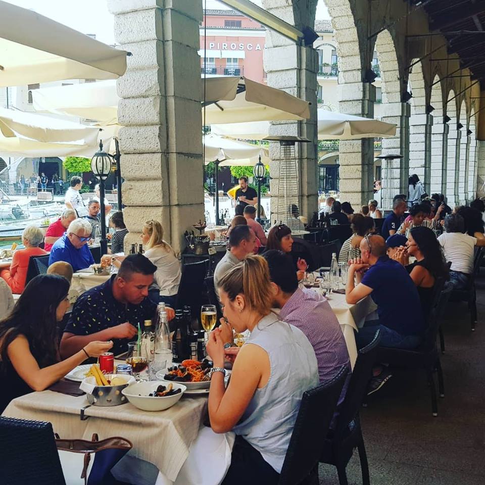 Tavolini all'aperto affollati di un ristorante