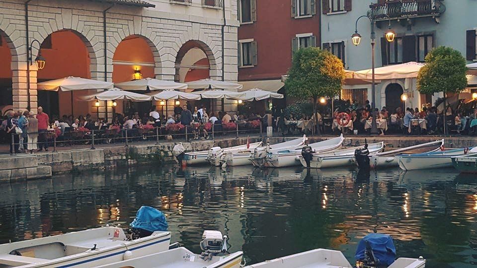 Ristorantini lungo lago