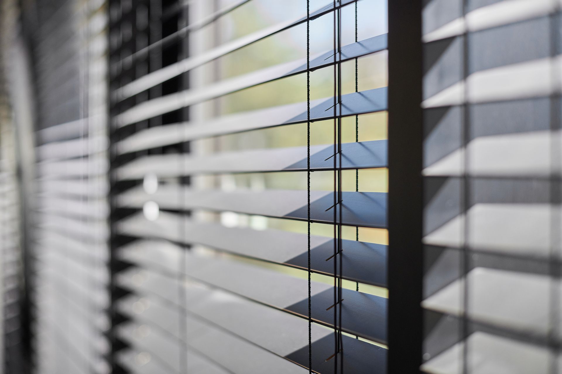 close open venetian blinds lighting range