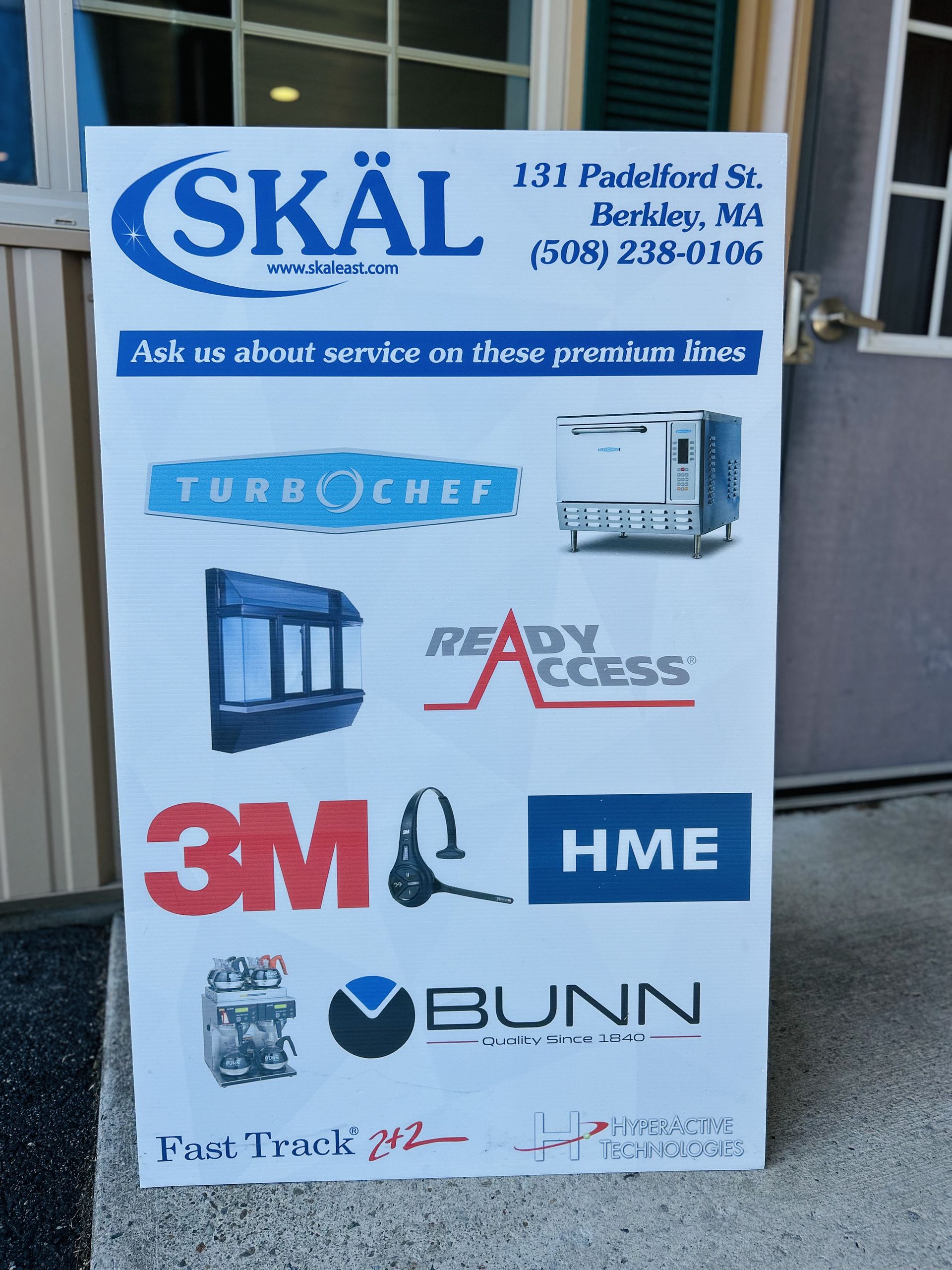 A sign that has the word skal on it