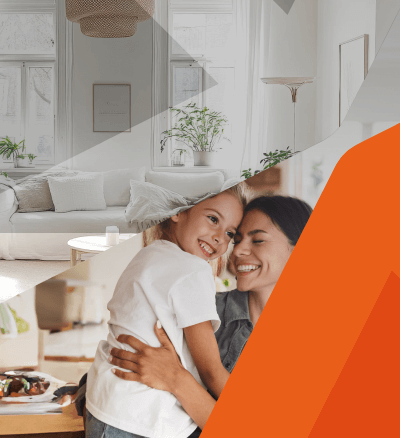 Une personne souriante enlaçant un enfant, sur fond d'un salon moderne et lumineux.