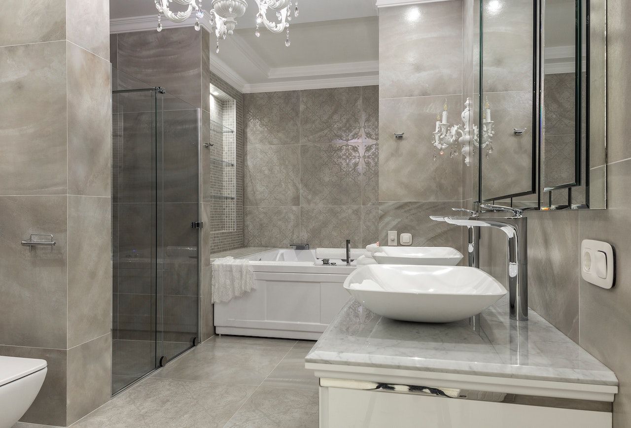 Top Bathroom Remodeling Tips for a Modern Look