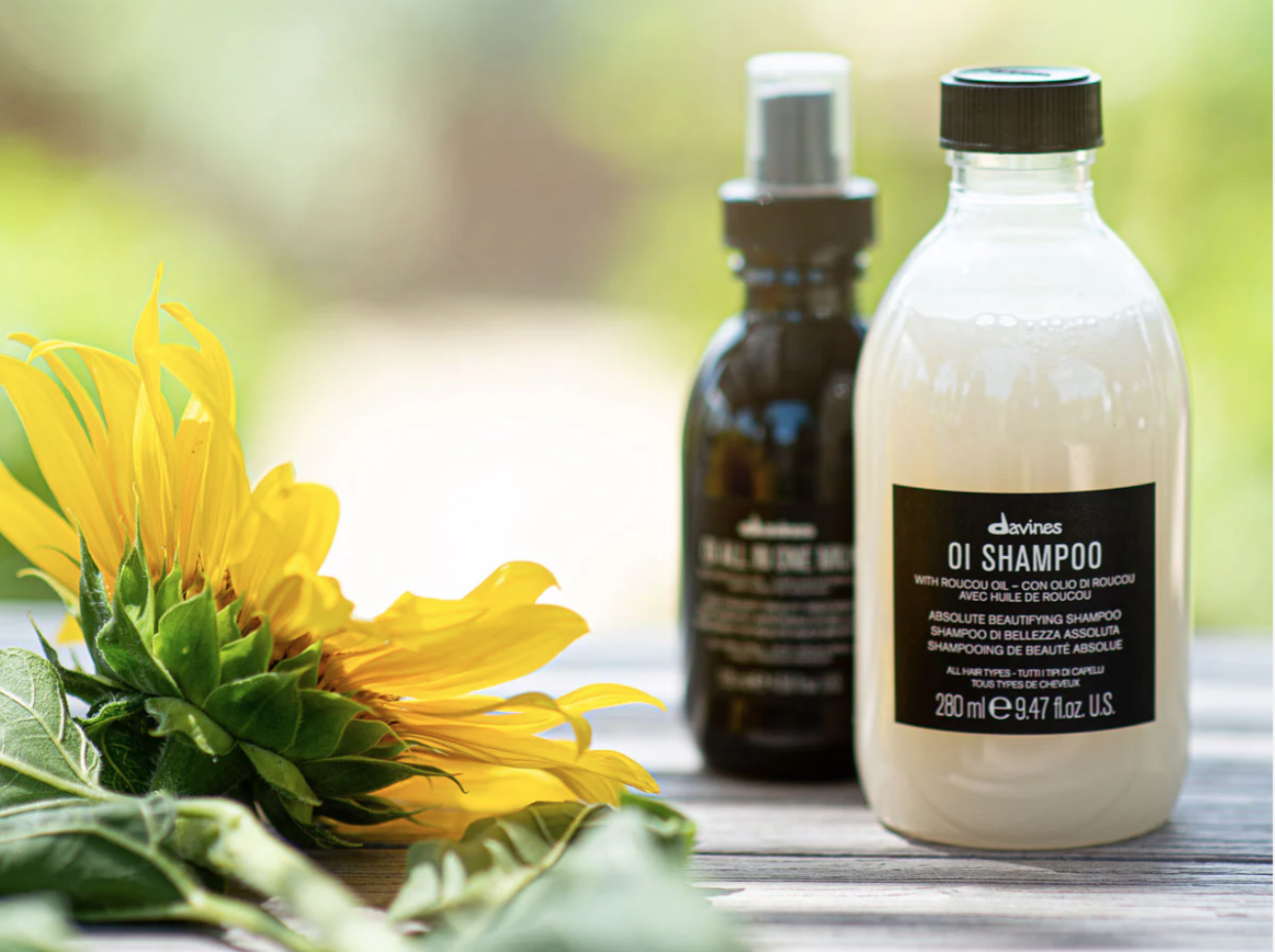 uno scaffale con diversi prodotti shampoo