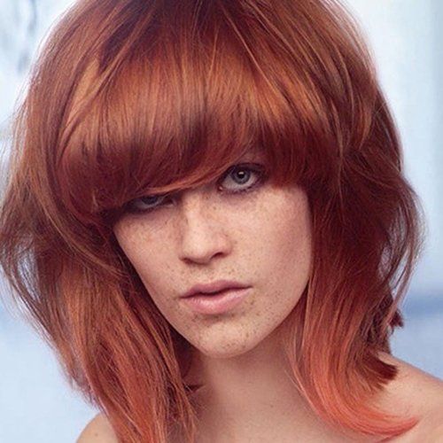 una donna dai capelli rossicci con frangetta