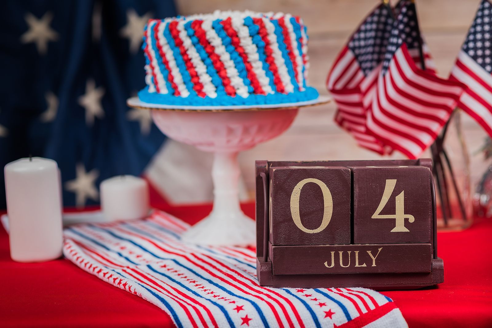 A fourth of july decoration with a cake and a calendar