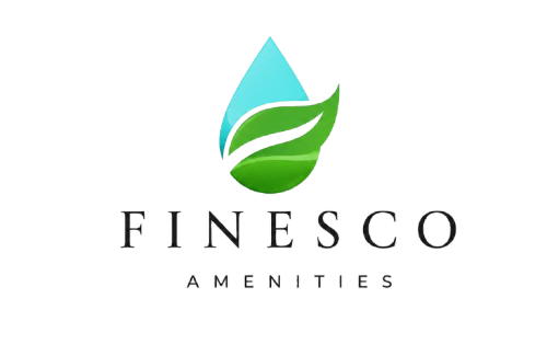 Logotipo de Finesco Amenities con una gota de agua turquesa y un icono de hoja verde sobre el texto.