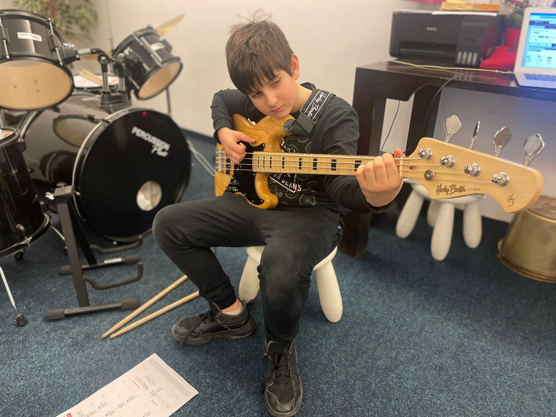 Un adolescent exersand la  bass la Liceul Montessori Cluj in una dintre cele 5 sali de muzica