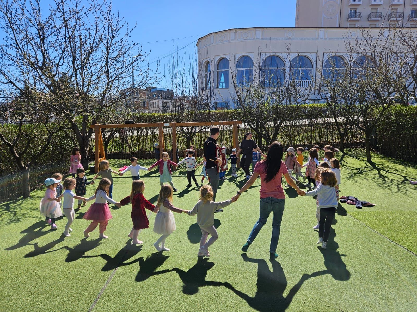 Una dintre curtile Liceului Montessori Cluj special pentru o grupa de gradinita Montessori.