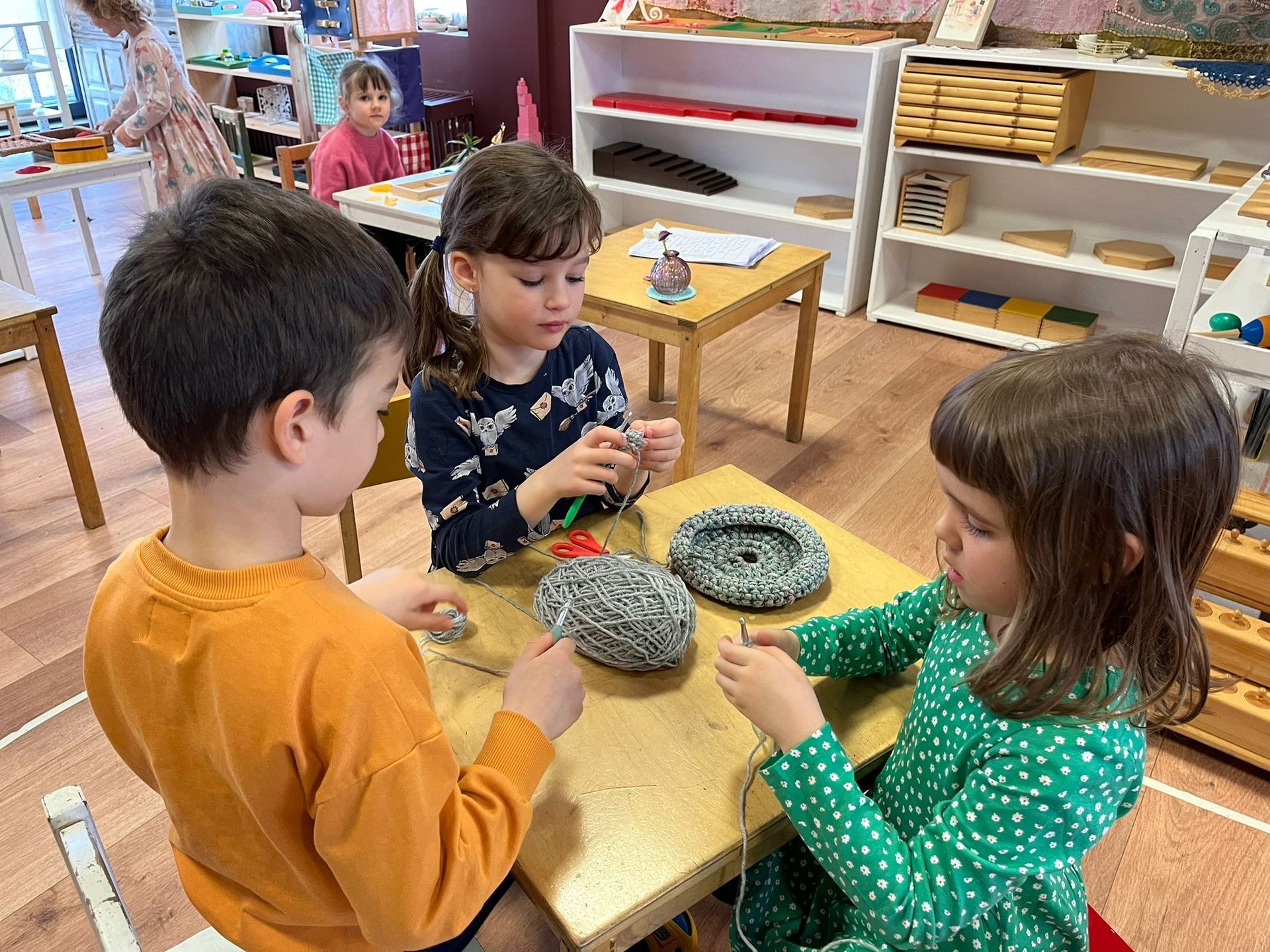 Grup de copii lucrand cu Materiale Montessori senzoriale si de viata practica la 3-6 ani la Gradinita Montessori Cluj
