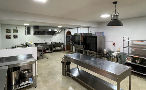 Adolescentii de la Liceul Montessori Cluj escaladand un varf in tabara.