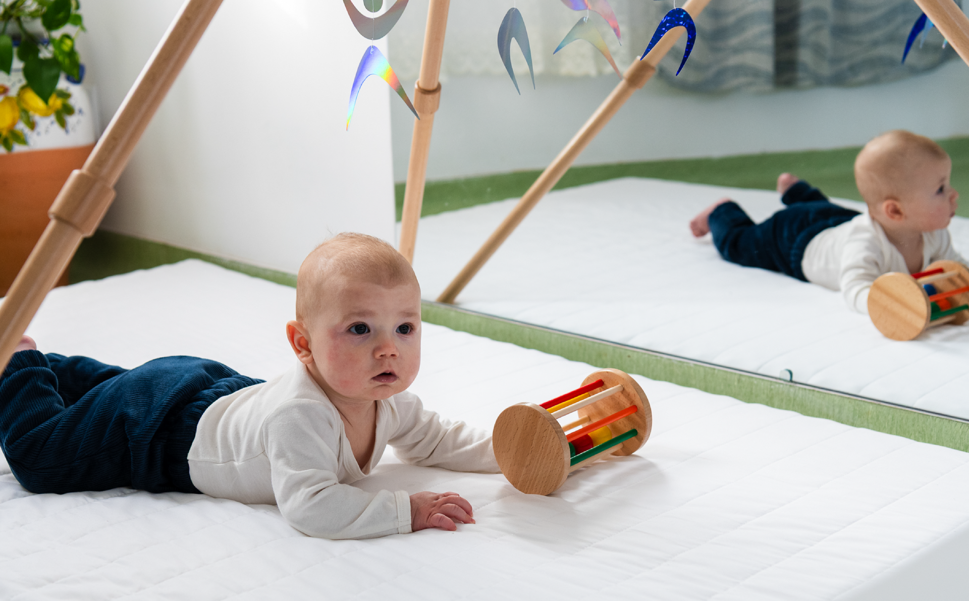 Grup de copii lucrand cu Materiale Montessori senzoriale si de viata practica la 3-6 ani la Gradinita Montessori Cluj