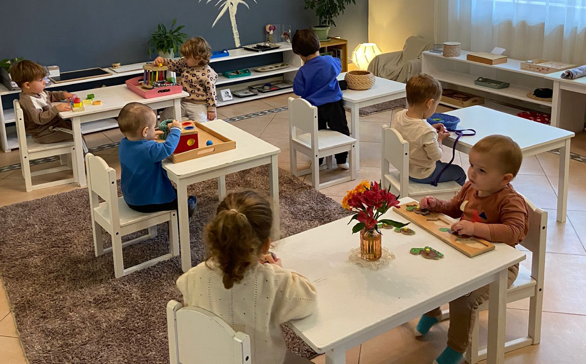 Adolescentii de la Liceul Montessori Cluj escaladand un varf in tabara.