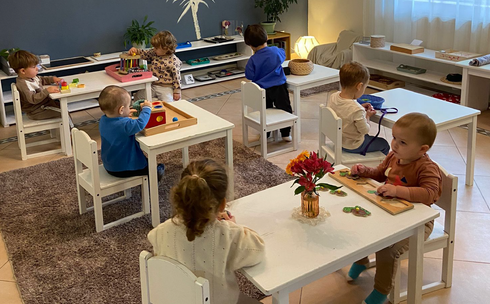 Adolescentii de la Liceul Montessori Cluj escaladand un varf in tabara.