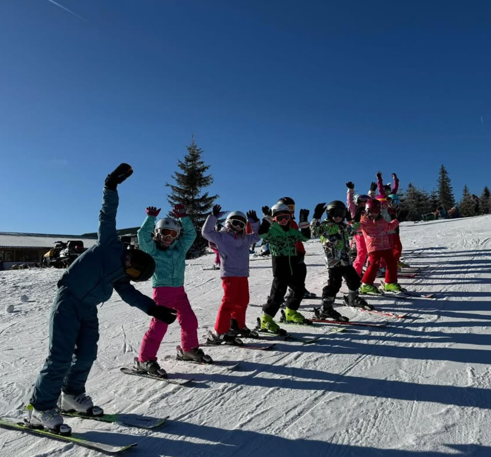 Un grup de scoalri in tabara de ski a scolii primare Montessori Cluj