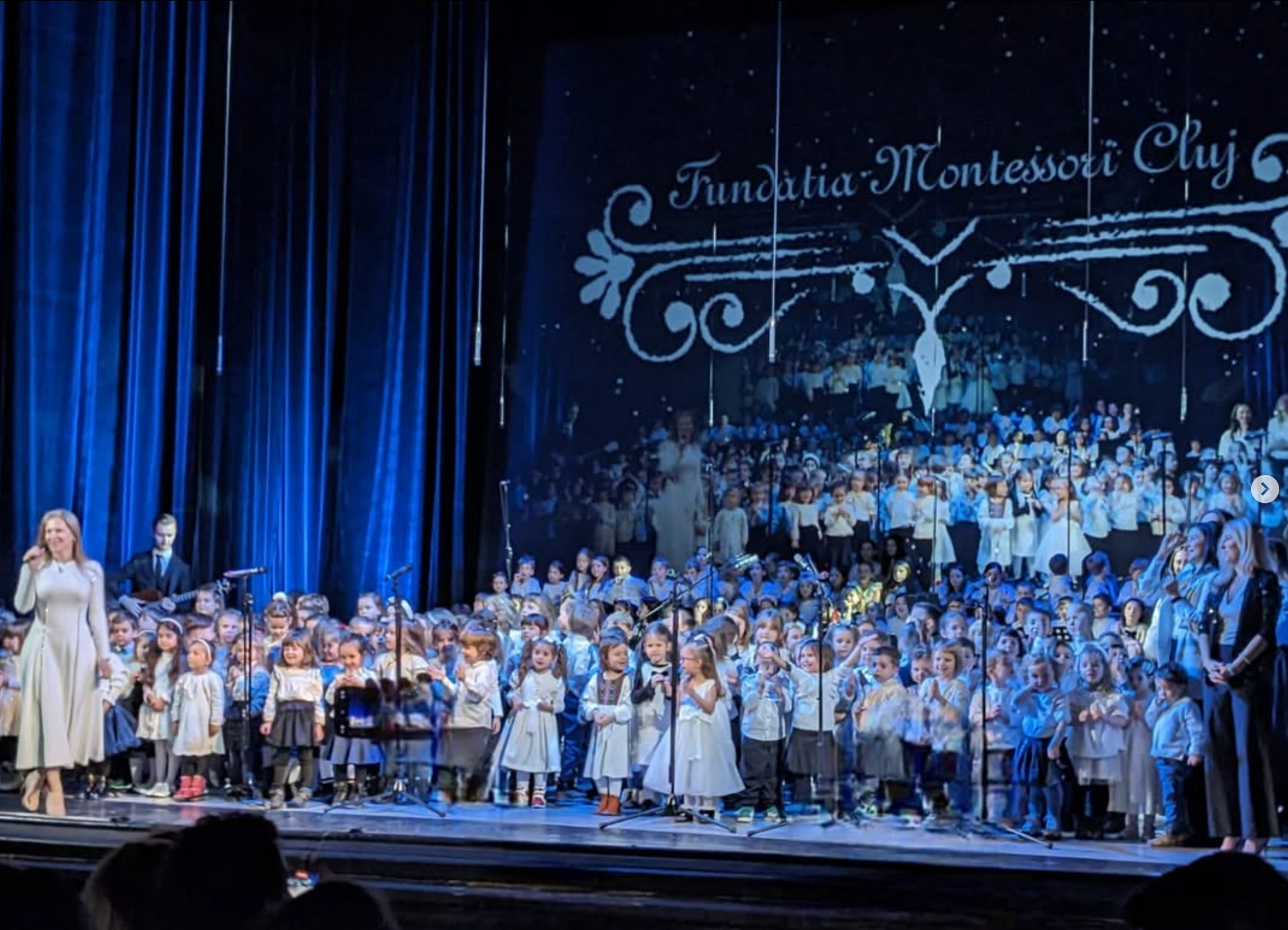 Corul copiilor Montessori Cluj la un concert de Craciun.