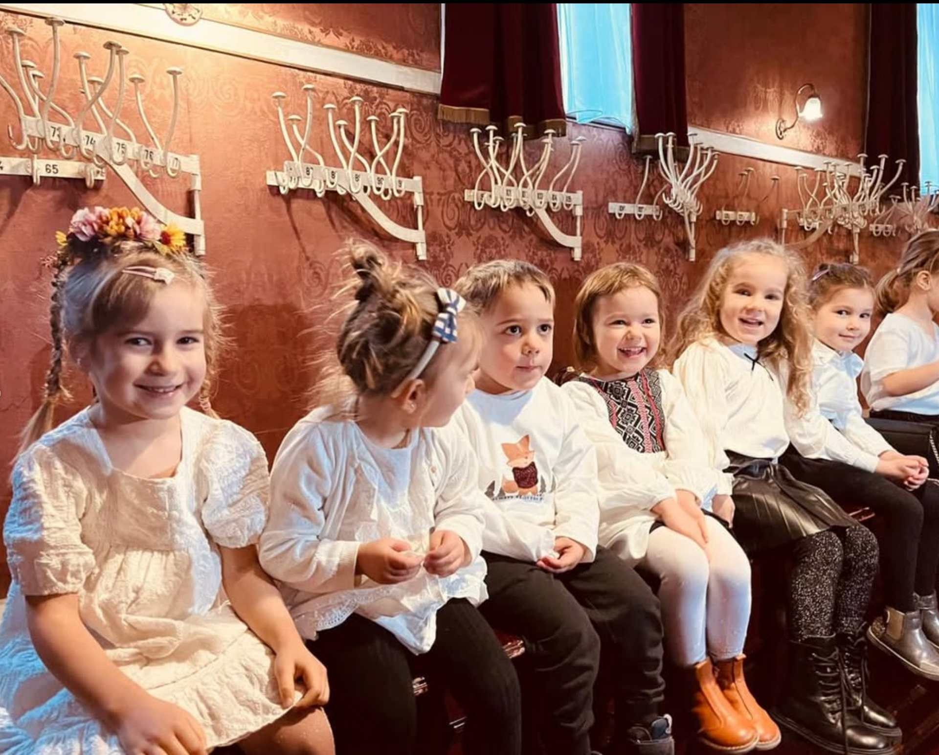 Un grup de copii de la Gradinita Montessori Cluj, la Concertul de Craciun  Montessori Cluj