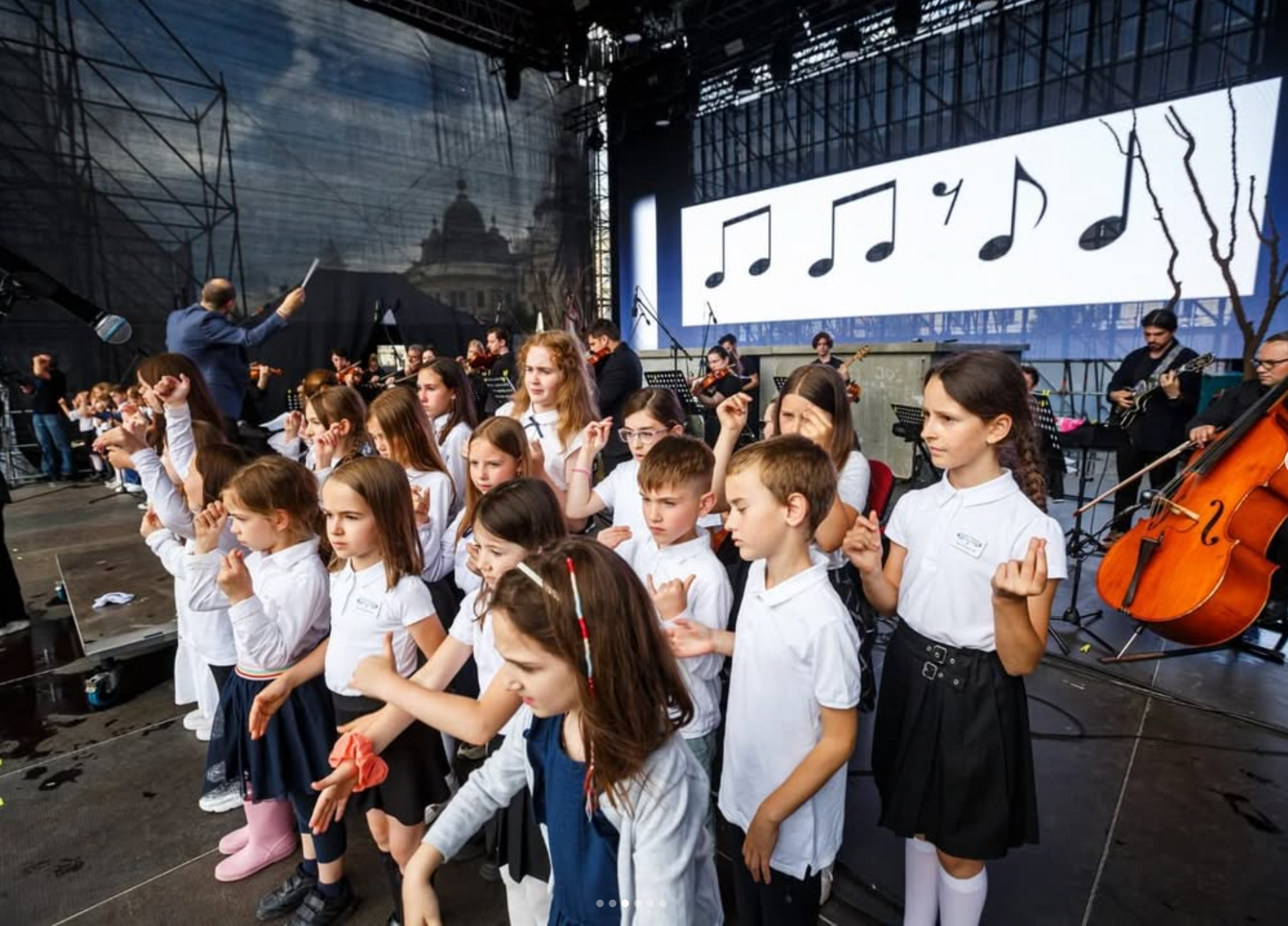 Corul copiilor Montessori Cluj la un concert in centru clujului.