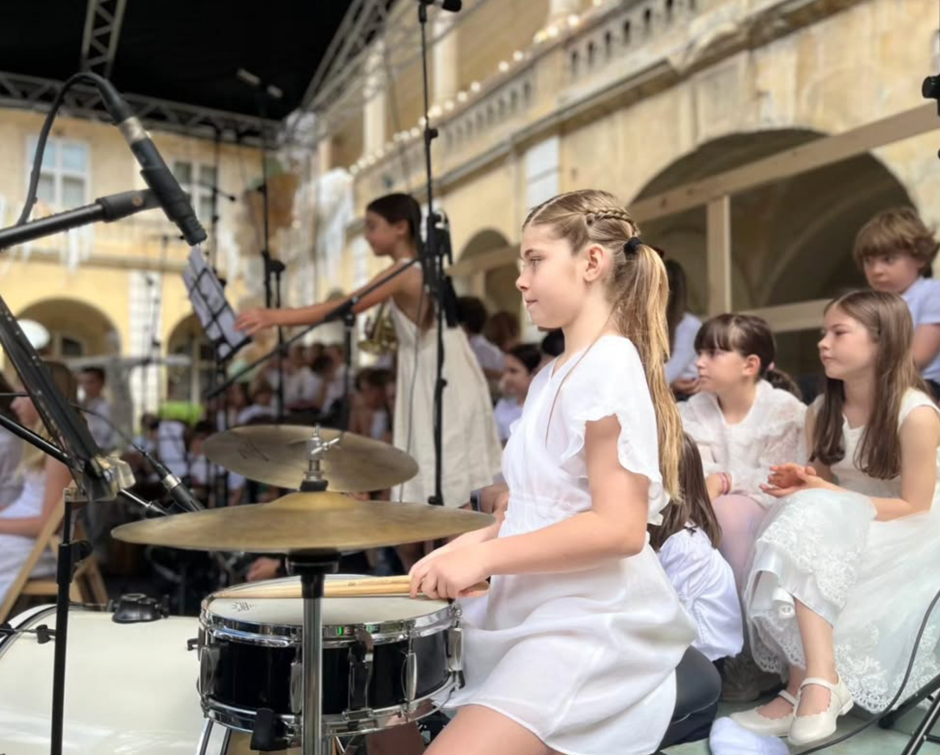 Un grup de copii din orchestra Montessori Cluj, la Concertul de Vara Montessori Cluj