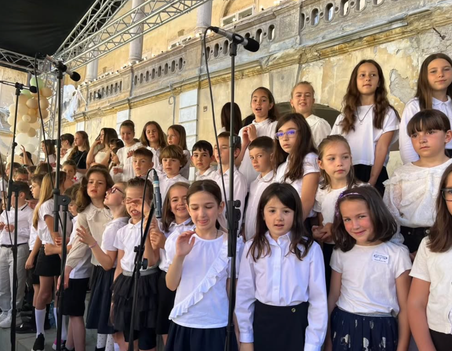 Corul copiilor Montessori Cluj la concertul de vara la Muzeul de arta.