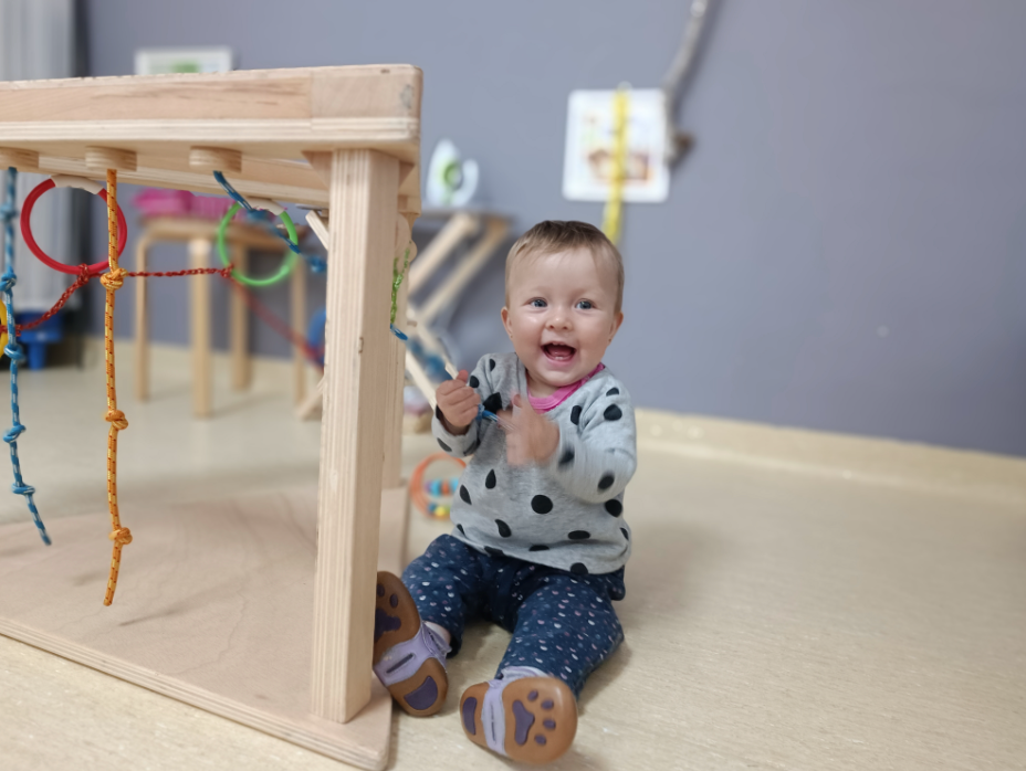 Un baiat bebelus lucrand cu Materiale 0-3 ani Nido Montessori Cluj la Cresa Montessori Cluj