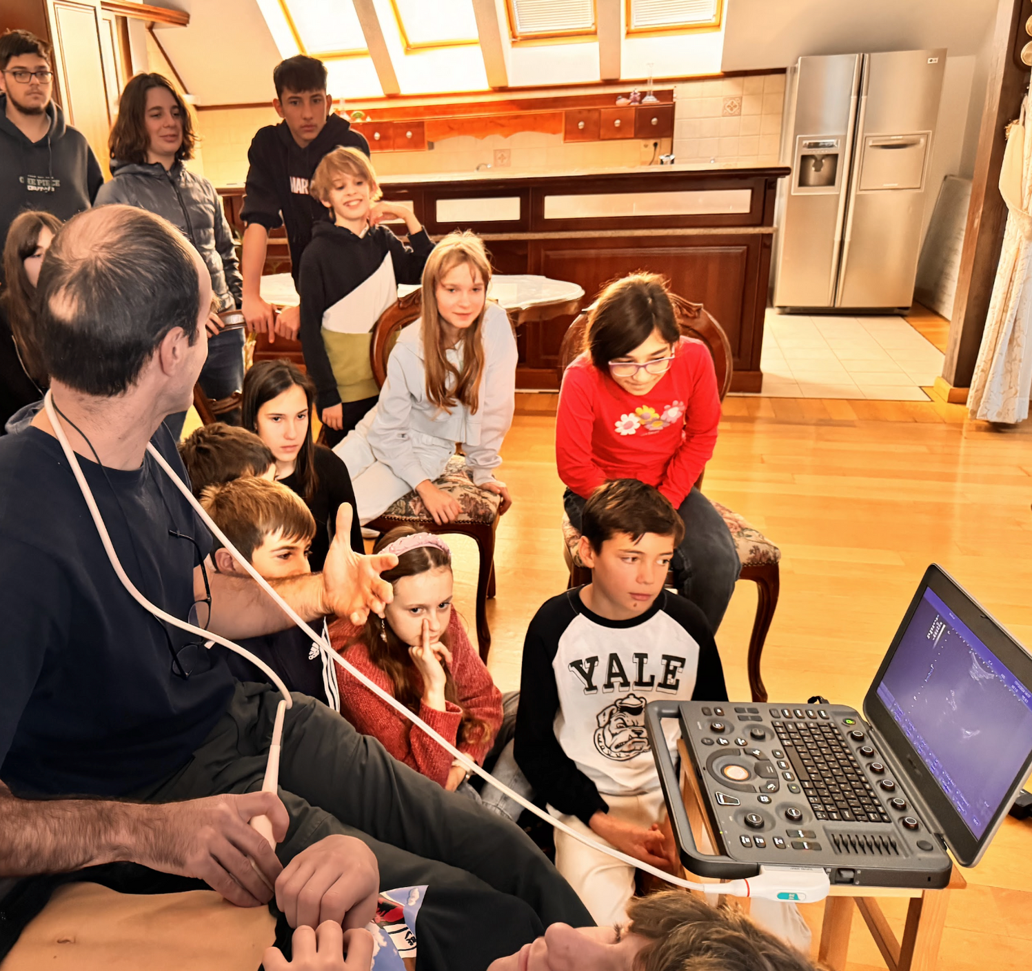 Adolescentii Montessori avand o prezentare a unui ecograf