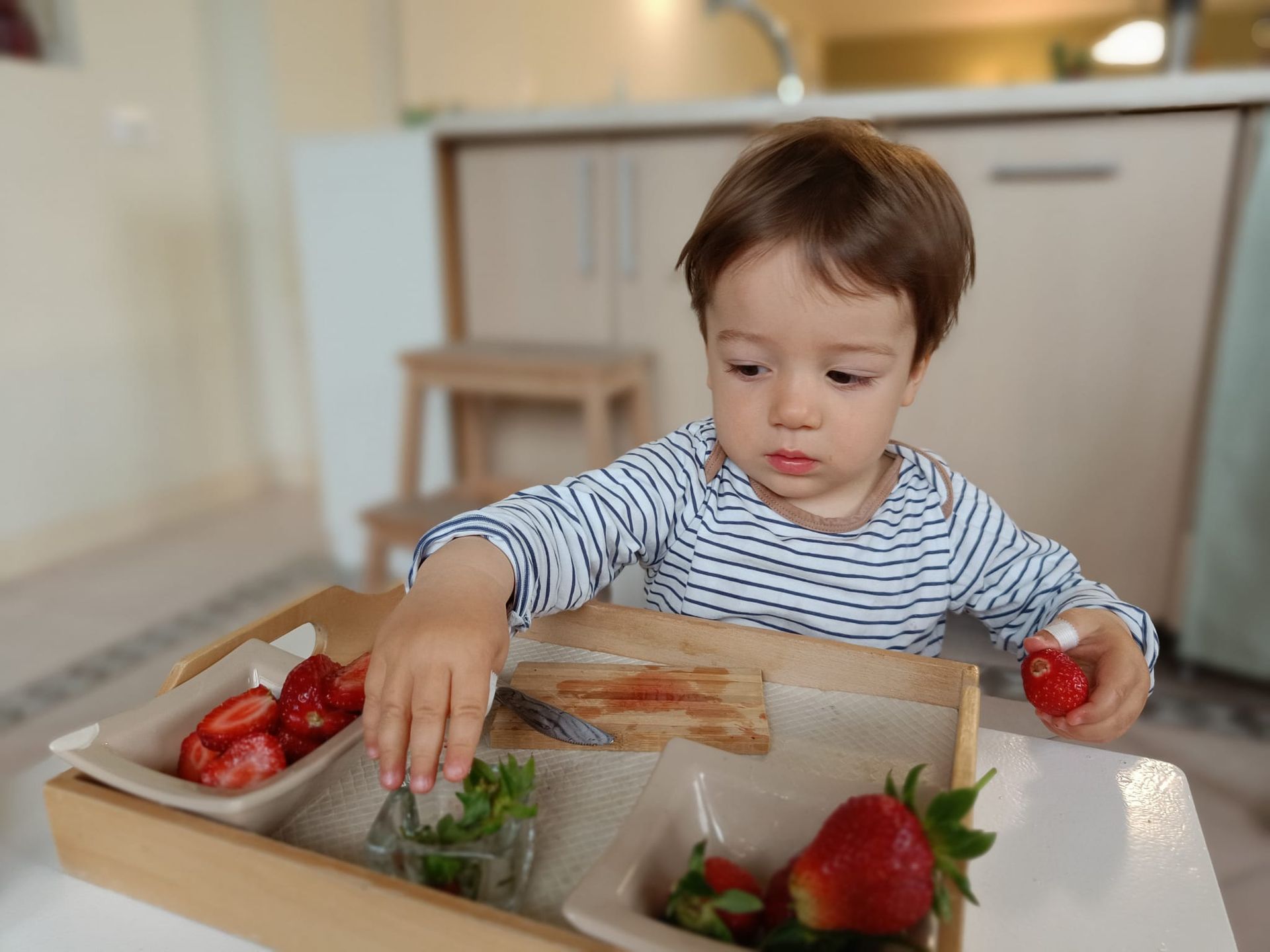Un baiat lucrand cu Materiale 0-3 ani Montessori Cluj la Cresa Montessori Cluj