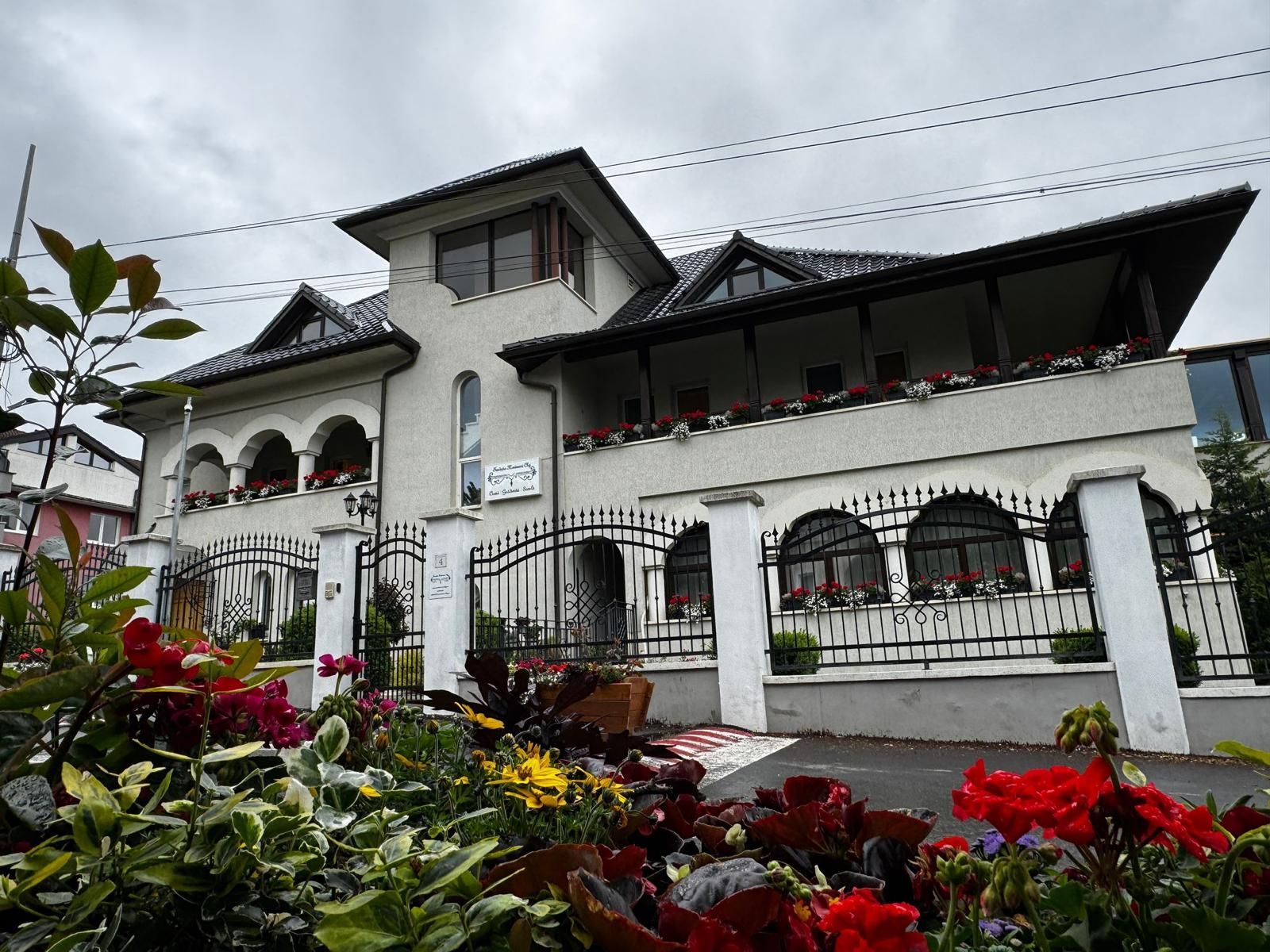 Cladirea Liceului Montessori Cluj, Str. Nicolae Draganu nr. 4 - mediul de adolescenti 12-18 ani, Liceul Montessori Cluj.