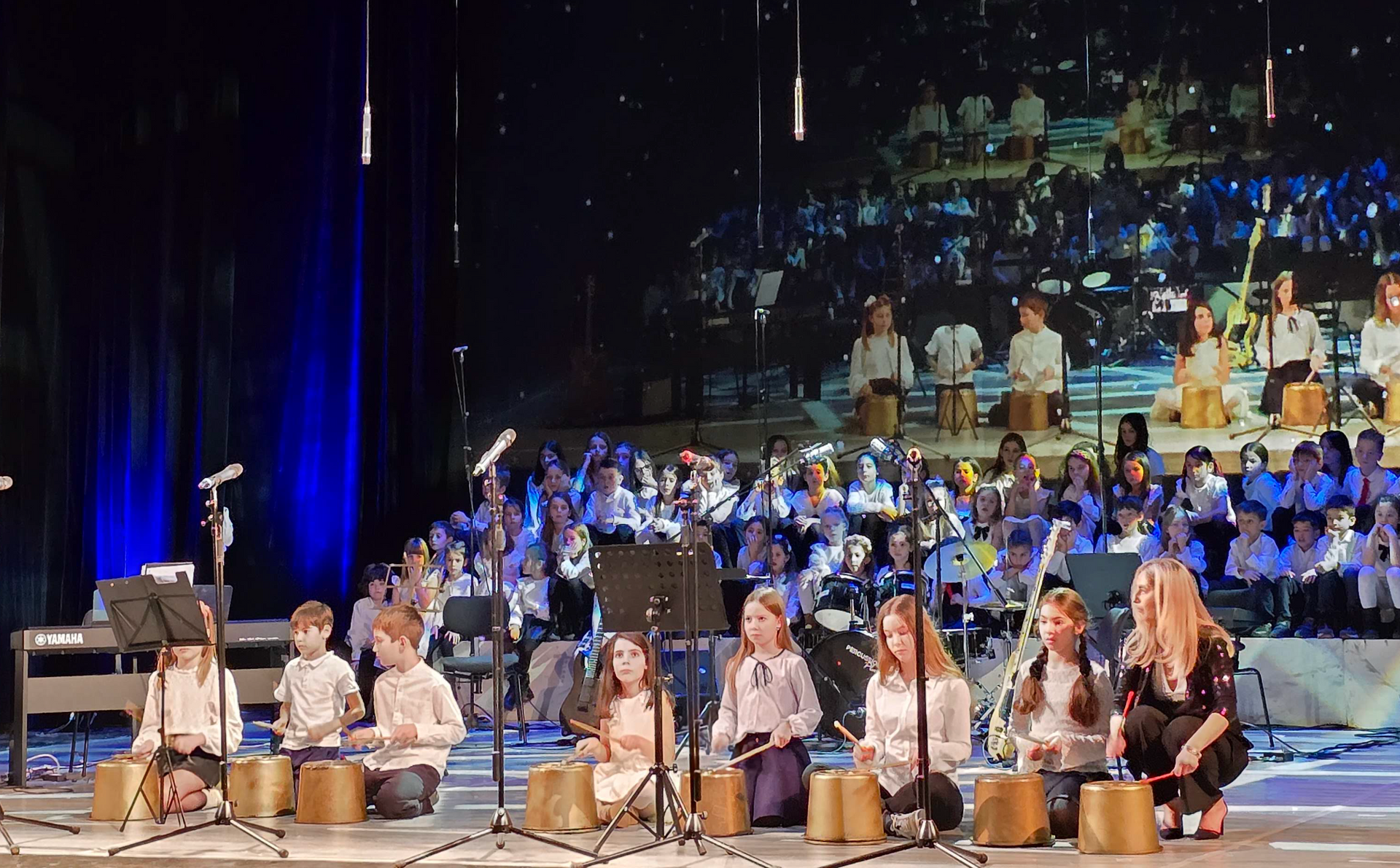 Un baiat de scoala primara lucrand inmultiri cu materiale Montessori la scoala primara a Liceului Montessori Cluj