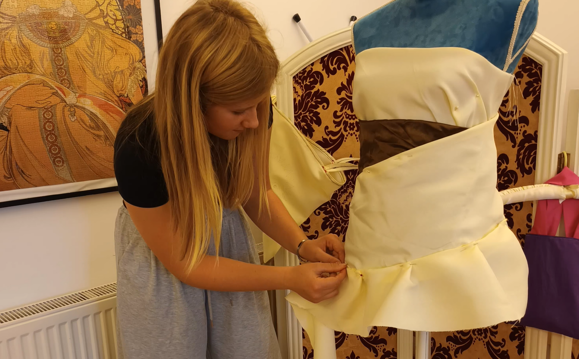 Adolescentii de la Liceul Montessori Cluj escaladand un varf in tabara.