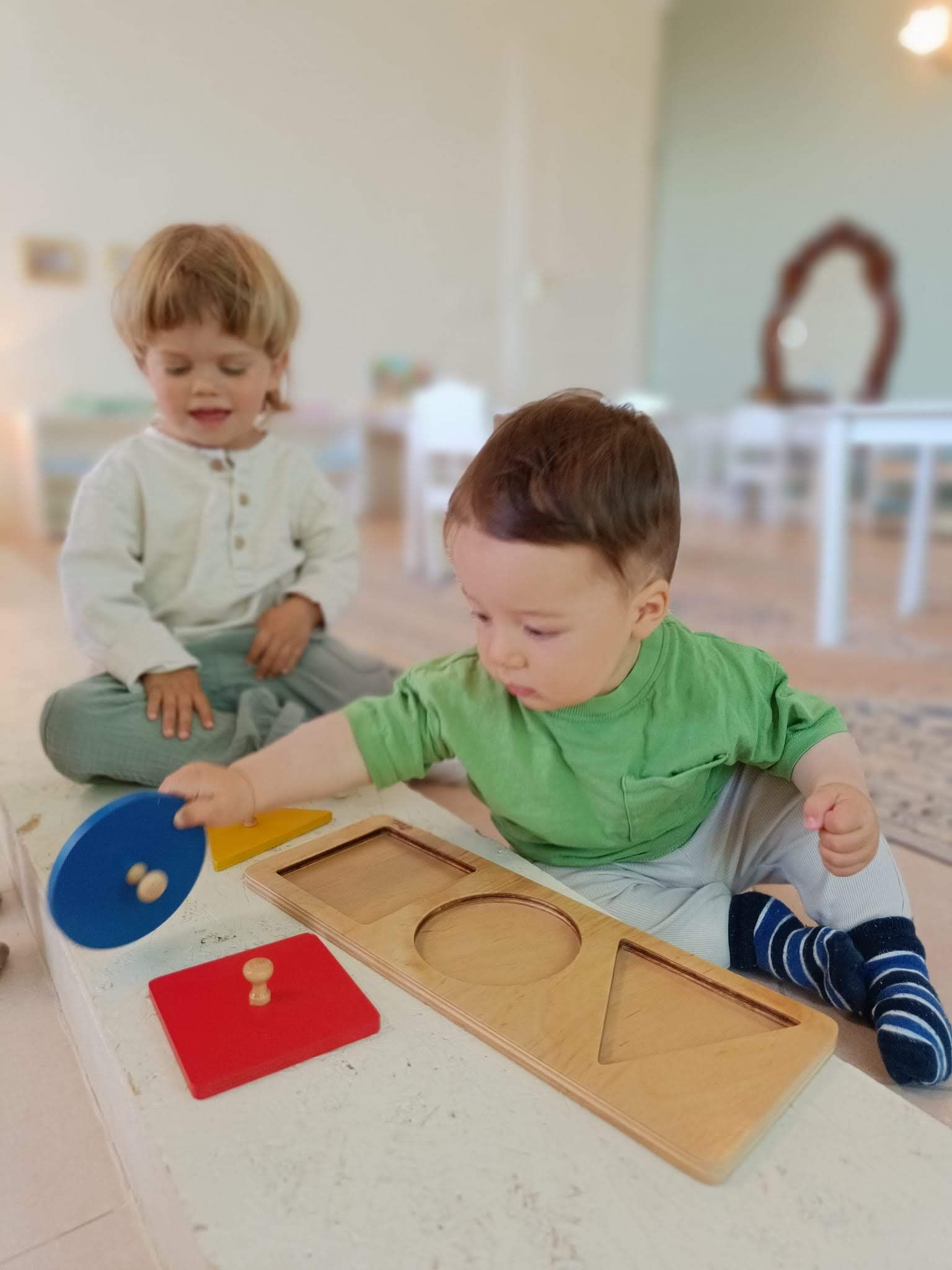 Un baiat si o fetita lucrand cu Materiale 0-3 ani Montessori Cluj la Cresa Montessori Cluj