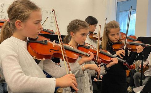 Un adolescent exersand la  bass la Liceul Montessori Cluj in una dintre cele 5 sali de muzica