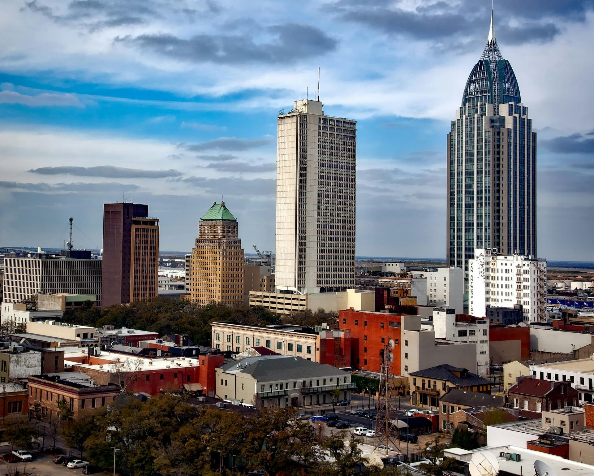 A city skyline with a tall building in the middle