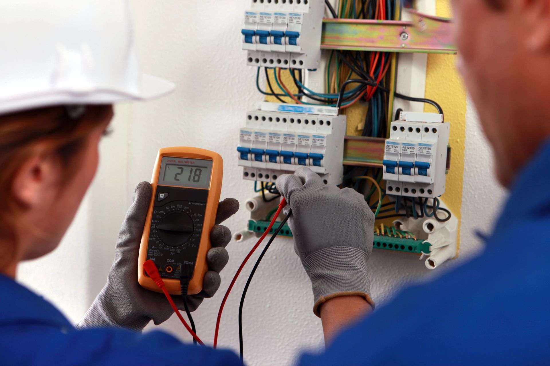 Asiantuntevat sähköasentajat Lohjalla palveluksessasi