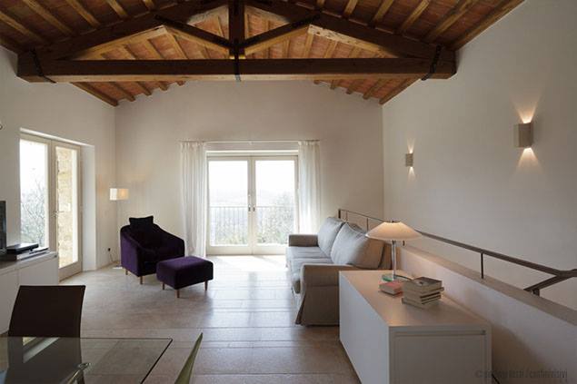 arredi e complementi in legno per soggiorno