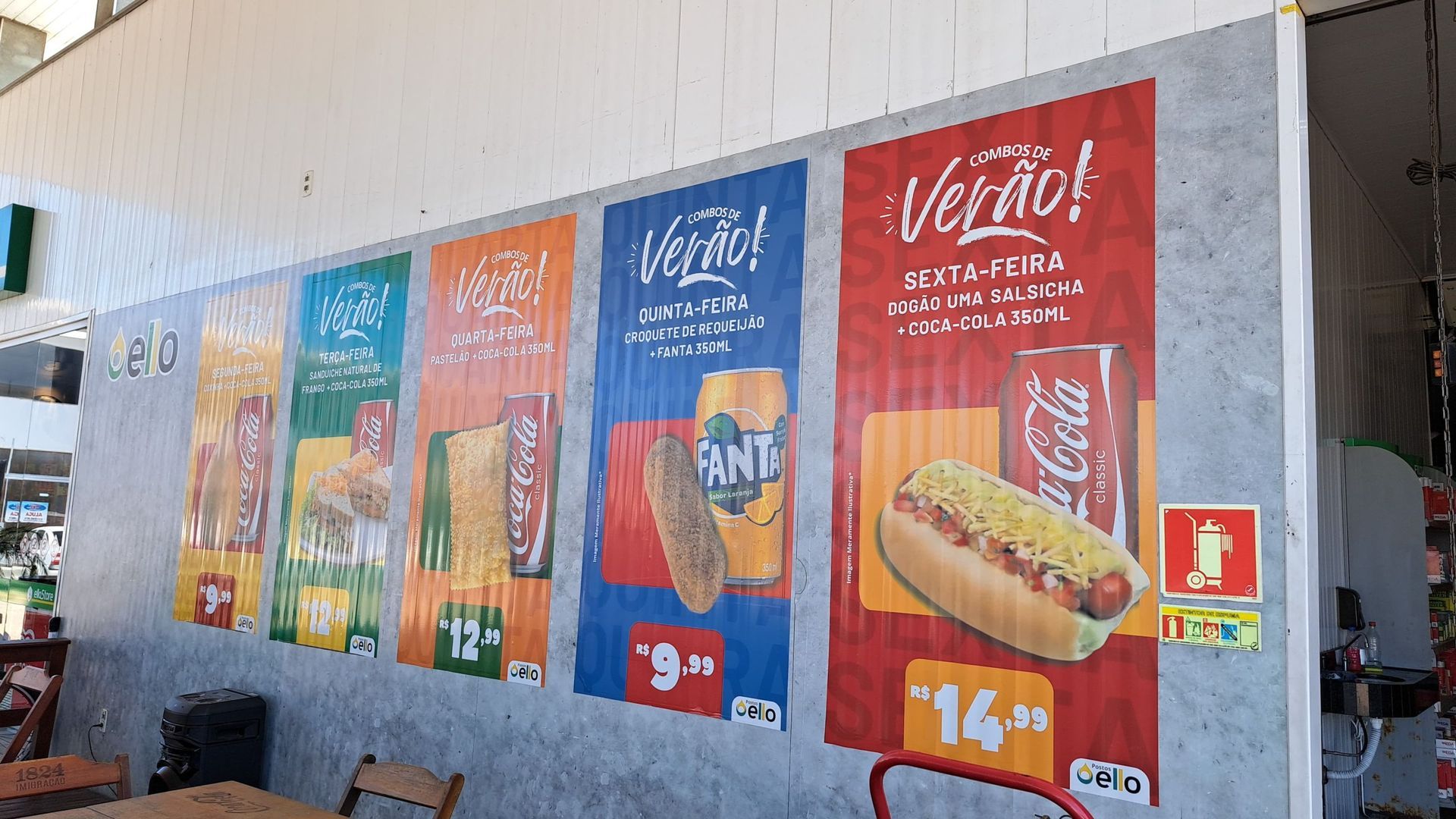 Cartazes de salgadinhos e refrigerantes na parede. Promoção de verão com cachorro-quente, Fanta e Coca-Cola.