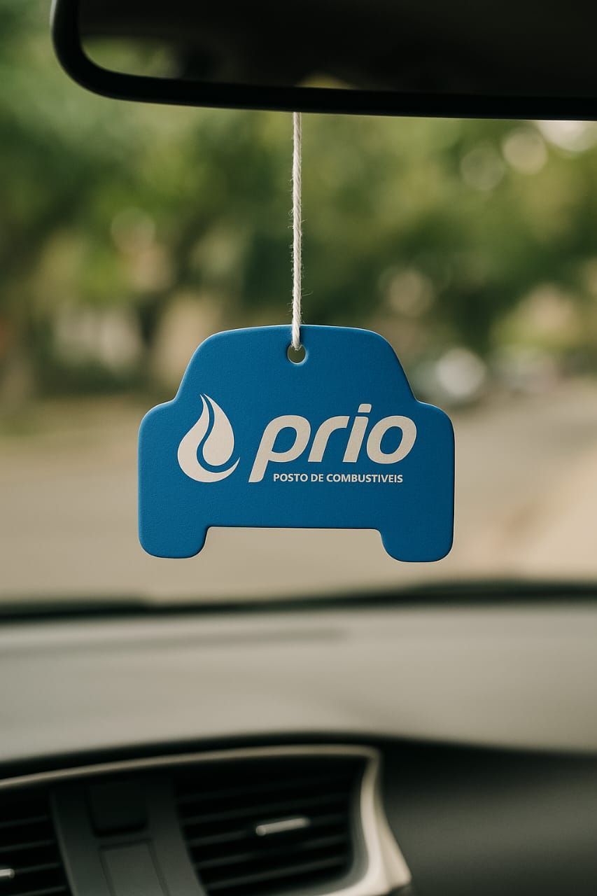 Aromatizador de ambiente azul em formato de carro com o logotipo 