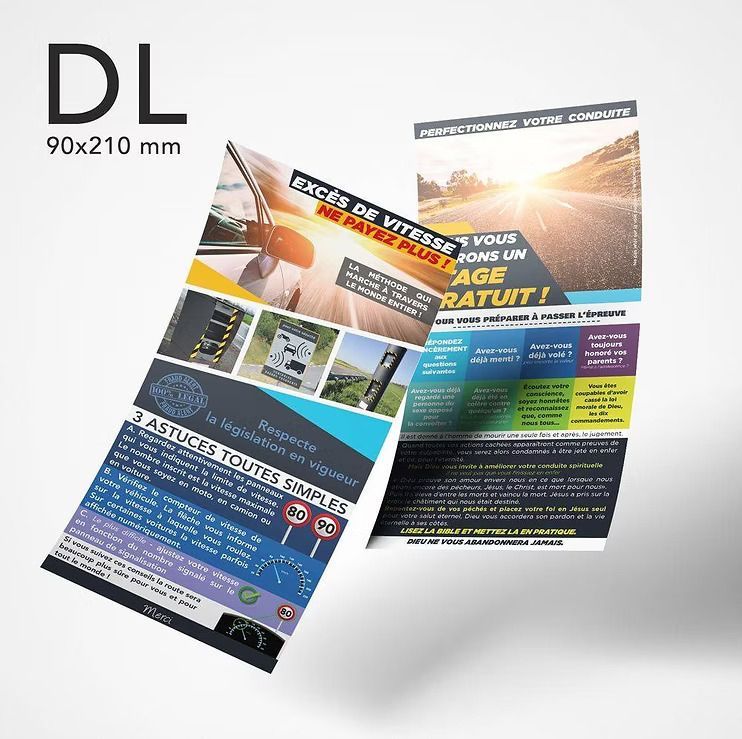 Un dépliant DL est posé sur une surface blanche.