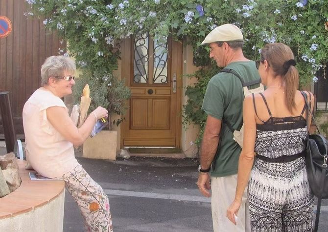 Un homme tenant une pancarte sur laquelle est écrit : « Repentez-vous, Jésus »